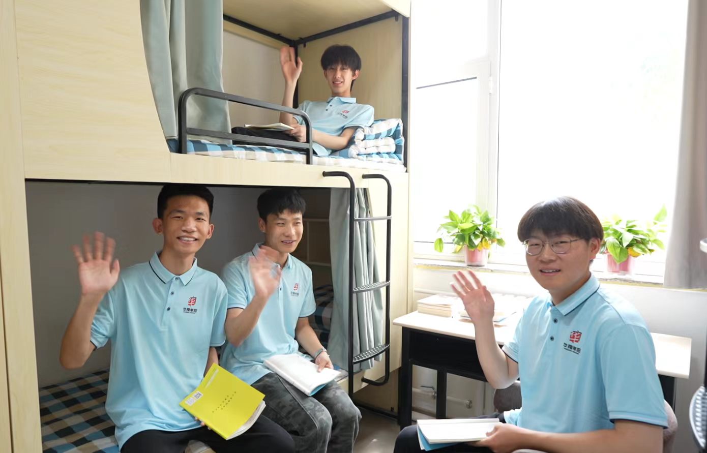 学生宿舍生活与床位环境