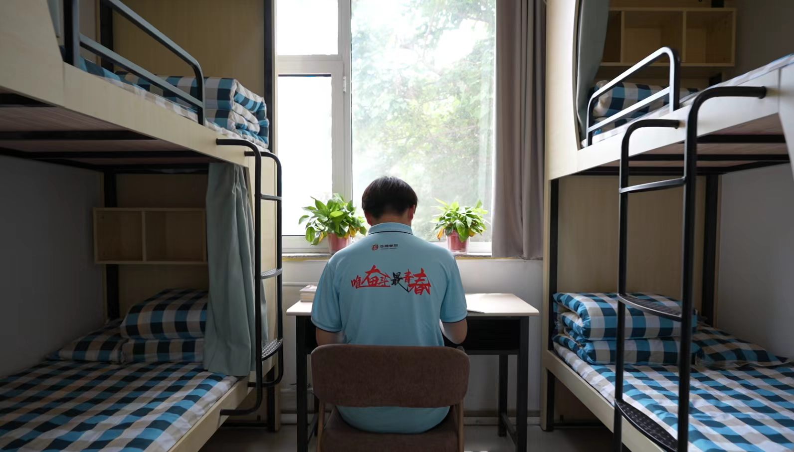 宿舍内的床位与书桌空间