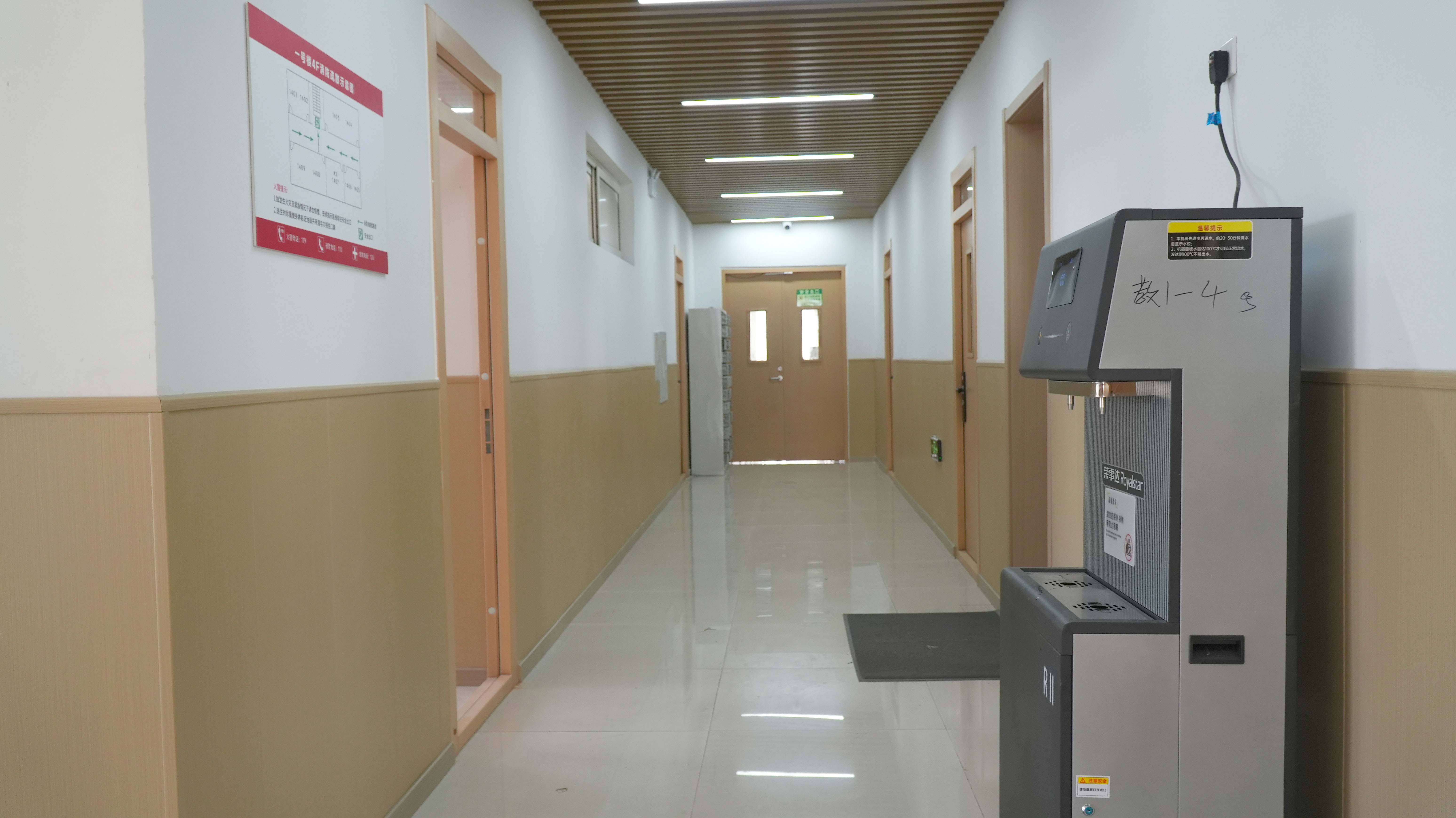 教学楼内的走廊与饮水设施
